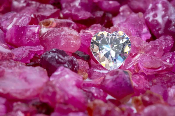 Diamant Forme Coeur Est Sur Pierre Gemme Grenat Naturel — Photo