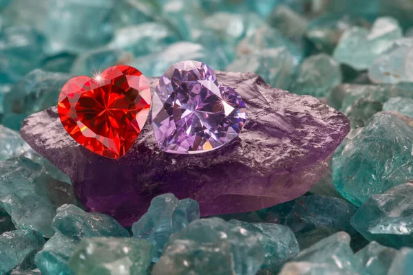 Diamants Rouges Améthystes Forme Coeur Sont Sur Pierre Améthyste Violette — Photo