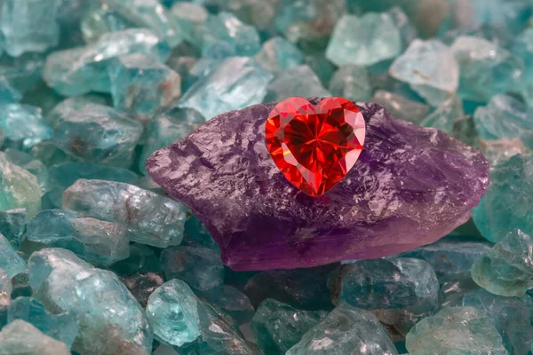 紫色のアメシスト石の上に赤いハート型のダイヤモンド ハート型のジュエリーはバレンタインデーに素敵なプレゼントです — ストック写真