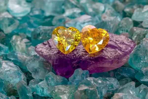 青い空の宝石の真ん中にある紫のアメジストの石と黄色のサファイアダイヤモンドのハート — ストック写真
