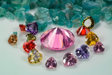 Pembe safir elmaslar, saf mavi değerli taşlar üzerinde kalp şeklinde elmasların bulunduğu bir yere yerleştirilir.