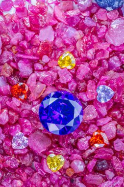 Mavi Sapphire elmasları renkli kalp şeklinde elmaslarla dolu bir yere yerleştirilmiştir..