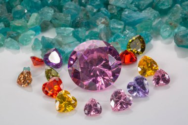 Mor ametist elmaslar işlenmemiş gökyüzü mavi değerli taşları üzerinde kalp şeklinde elmaslar yerleştirilmiştir.