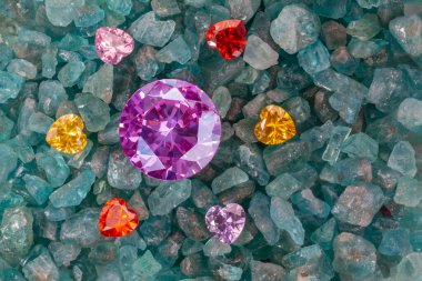 Mor ametist elmaslar işlenmemiş gökyüzü mavi değerli taşları üzerinde kalp şeklinde elmaslar yerleştirilmiştir.