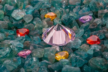 Elmaslar kalp şeklinde elmasların işlenmemiş gökyüzüne yerleştirilmiş mavi değerli taşlar.