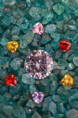 Elmaslar kalp şeklinde elmasların işlenmemiş gökyüzüne yerleştirilmiş mavi değerli taşlar.