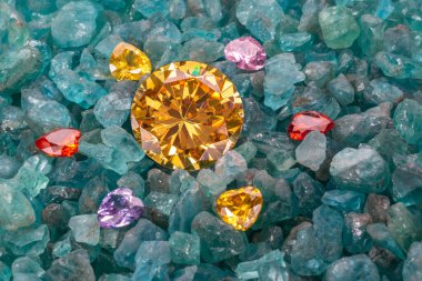 Sarı safir elmaslar saf gökyüzünde kalp şeklinde elmaslarla çevrilidir.