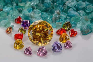 Sarı safir elmaslar saf gökyüzünde kalp şeklinde elmaslarla çevrilidir.