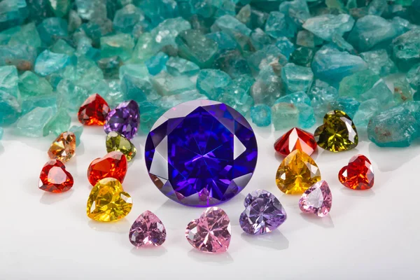 Mavi Sapphire elmasları, saf mavi gökyüzü taşları üzerinde renkli kalp şekilli elmasların bulunduğu bir yere yerleştirilir. Kalp şeklinde mücevherler sevgililer günü için çok güzel hediyelerdir.