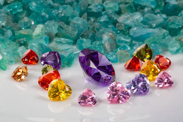 Blauwe Saffierdiamanten Worden Geplaatst Een Enclave Van Kleurrijke Hartvormige Diamanten — Stockfoto