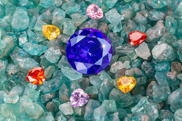 Διαμάντια Blue Sapphire Τοποθετούνται Έναν Θύλακα Πολύχρωμων Διαμαντιών Σχήμα Καρδιάς — Φωτογραφία Αρχείου