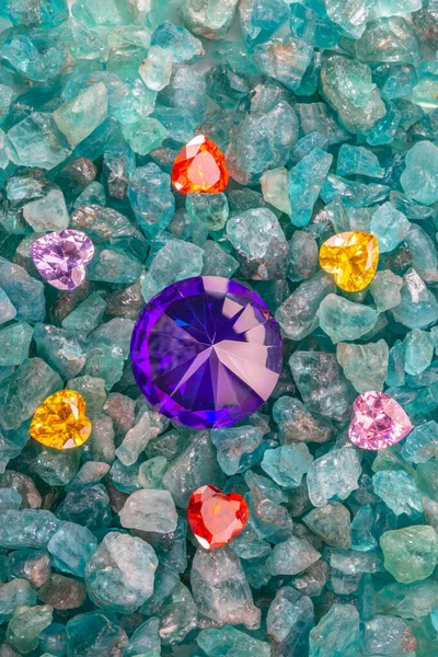Διαμάντια Blue Sapphire Τοποθετούνται Έναν Θύλακα Πολύχρωμων Διαμαντιών Σχήμα Καρδιάς — Φωτογραφία Αρχείου