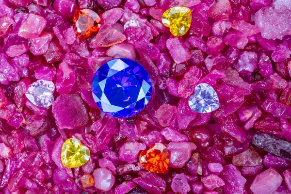 Mavi Sapphire elmasları renkli kalp şeklinde elmaslarla dolu bir yere yerleştirilmiştir..