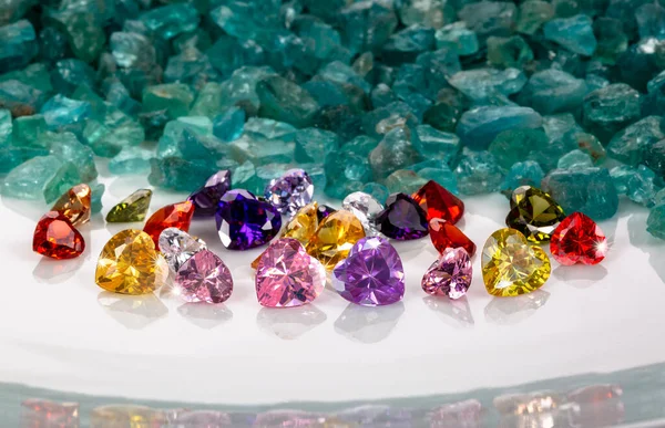 Diamantes Coloridos Forma Coração Dispostos Uma Linha Colocada Uma Superfície — Fotografia de Stock