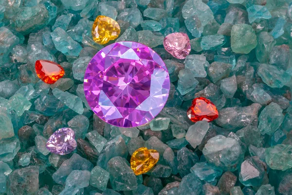 Fialové Ametystové Diamanty Jsou Umístěny Enklávě Diamantů Tvaru Srdce Syrové — Stock fotografie