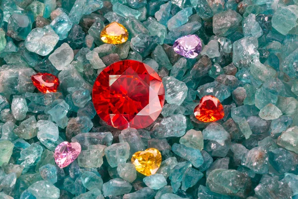 Rubínově Červené Diamanty Jsou Umístěny Enklávě Diamantů Tvaru Srdce Syrové — Stock fotografie