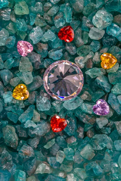 Διαμάντια Τοποθετούνται Ένα Θύλακα Από Διαμάντια Σχήμα Καρδιάς Ακατέργαστο Ουρανό — Φωτογραφία Αρχείου