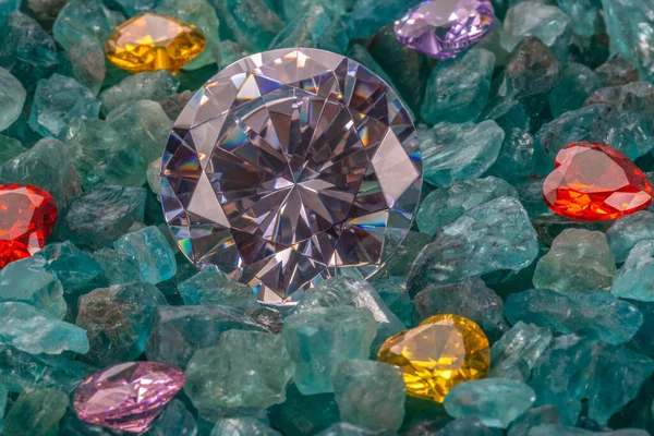 Diamanty Jsou Umístěny Enklávě Diamantů Tvaru Srdce Syrově Modré Obloze — Stock fotografie