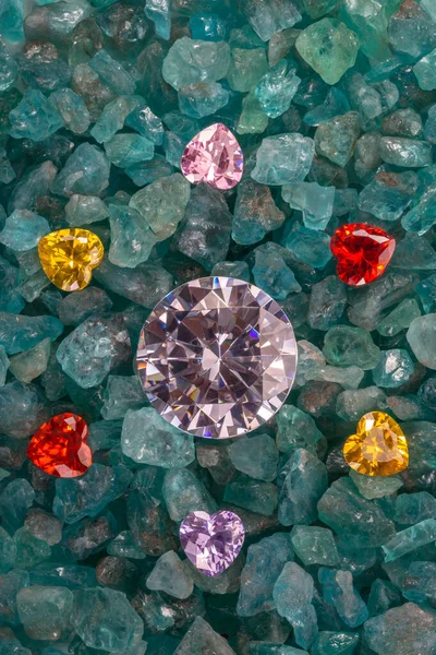 Elmaslar kalp şeklinde elmasların işlenmemiş gökyüzüne yerleştirilmiş mavi değerli taşlar.