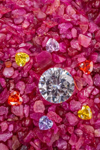 ダイヤモンドは 天然の赤いガーネットのタンブル石上にハート型のダイヤモンドの飛び地に配置されます — ストック写真