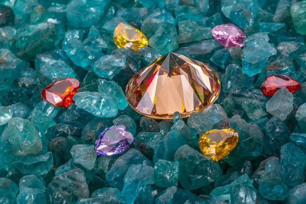 Žluté Safírové Diamanty Jsou Obklopeny Diamanty Tvaru Srdce Syrové Obloze — Stock fotografie