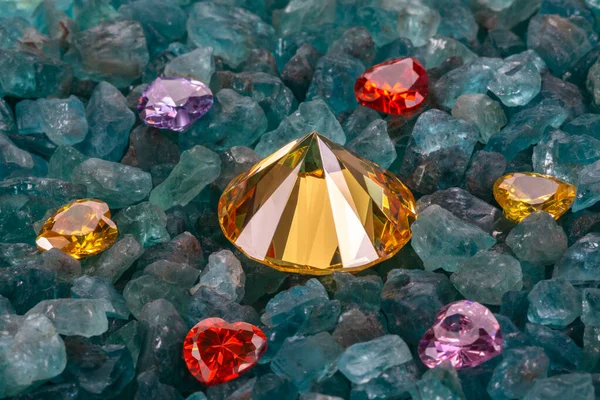 黄色のサファイアダイヤモンドは 生のスカイブルーの宝石にハート型のダイヤモンドに囲まれています — ストック写真