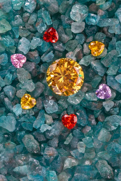 Žluté Safírové Diamanty Jsou Obklopeny Diamanty Tvaru Srdce Syrové Obloze — Stock fotografie