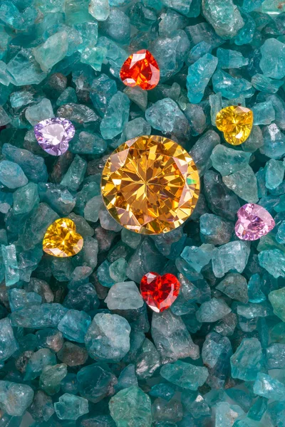 Diamants Saphir Jaune Sont Entourés Diamants Forme Coeur Sur Les — Photo