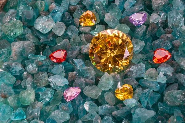 黄蓝宝石钻石四周镶嵌着心形钻石 镶嵌在蓝宝石之上 — 图库照片