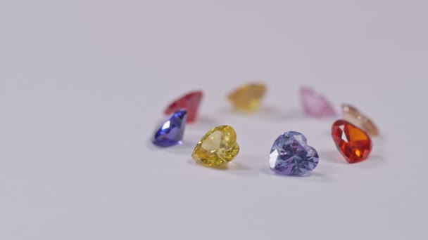 Herzförmige Diamanten Sind Kreisförmig Angeordnet Und Drehen Sich Vor Weißem — Stockvideo