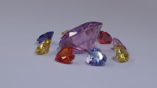 Diamant Een Enclave Van Kleurrijke Hartvormige Diamanten Draaien Rond Witte — Stockvideo