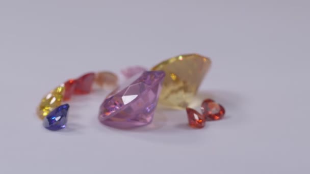 Діаманти Формі Серця Встановлені Навколо Жовтого Діаманта Сапфіру Рожевих Сапфірів — стокове відео
