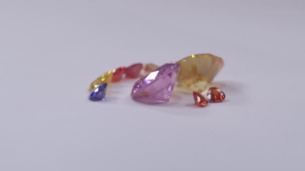 Gelber Saphirdiamant Und Rosa Saphirdiamanten Sind Von Herzförmigen Diamanten Umgeben — Stockvideo