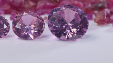 Pembe safir elmaslar. Farklı boyutlarda. Beyaz arka planda.