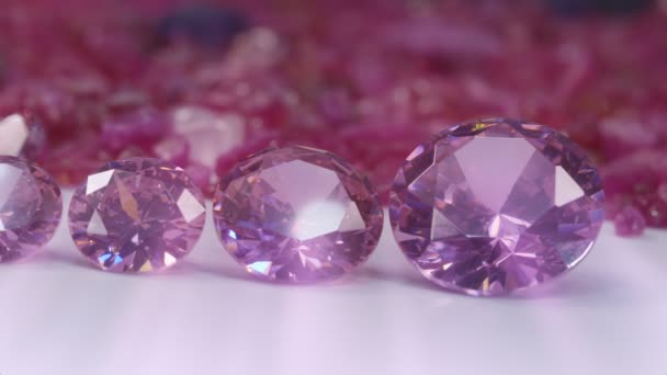 Diamantes Safiras Rosa Tamanho Diferente Uma Linha Fundo Branco Lugar — Vídeo de Stock