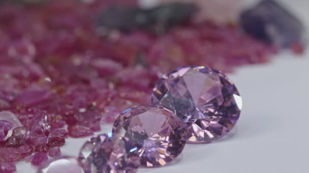 Rosa Saphire Diamanten Unterschiedlicher Größe Einer Reihe Auf Weißem Hintergrund — Stockvideo