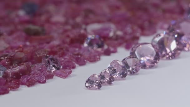 Diamantes Zafiros Rosados Diferentes Tamaños Una Fila Sobre Fondo Blanco — Vídeo de stock