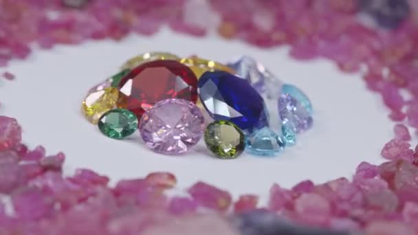 Diamanti Colorati Varie Dimensioni Sono Centrati Uno Sfondo Bianco Circondato — Video Stock