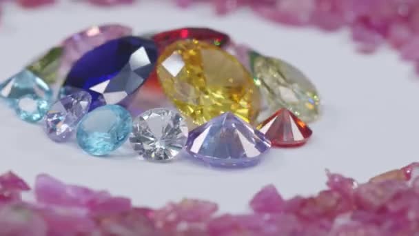 Jiskřivý Třpyt Barevných Diamantů Vířících Bílé Zemi Obklopených Přírodním Červeným — Stock video