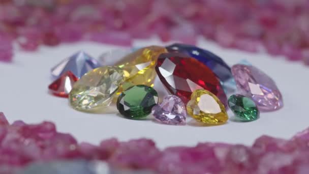 Brilho Cintilante Dos Diamantes Multicoloridos Rodeado Pela Granada Vermelha Natural — Vídeo de Stock