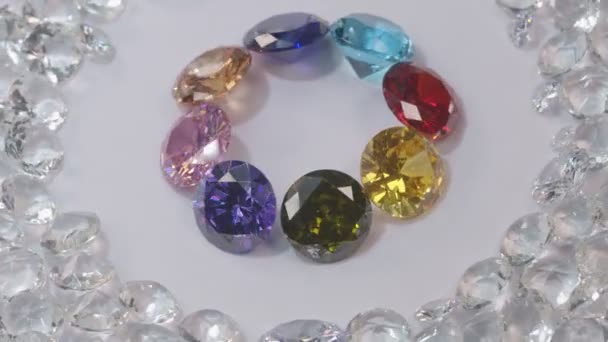 Barevné Diamanty Různých Velikostí Jsou Umístěny Středu Kruhu Bílém Pozadí — Stock video