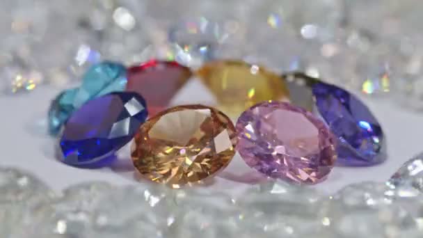 Diamantes Coloridos Vários Tamanhos São Colocados Círculo Central Fundo Branco — Vídeo de Stock