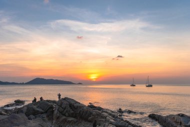 Gün batımında kayalıklardaki insanlar gün batımında dinlenmeye gelirler. Bazıları Patong Sahili 'nin yanındaki Kalim Sahili' ndeki kayalıklarda balık tutmaya gelir..