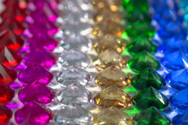 Renkli elmaslar beyaz bir zeminde sıralanmış..