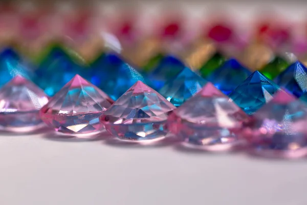 Diamantes Coloridos São Organizados Ordenadamente Uma Fileira Piso Branco — Fotografia de Stock