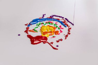 Beyaz arkaplana çeşitli renkler damlıyor.