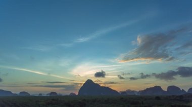 Tayland 'ın Phang Nga eyaletinde, Samed Nang Chee adasının üzerinde gün doğumunun gecikmesi oldukça popüler bir dönüm noktasıdır. Dağda Andaman Denizi' nde birçok ada görebilirsiniz.