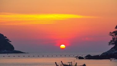 Sarı gökyüzü günbatımında denizin kenarında