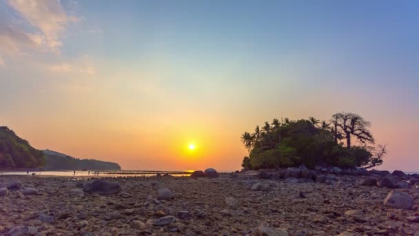 タイムラプス風景 プーケット島と内洋ビーチの間のチャネルで日没タイ — ストック動画