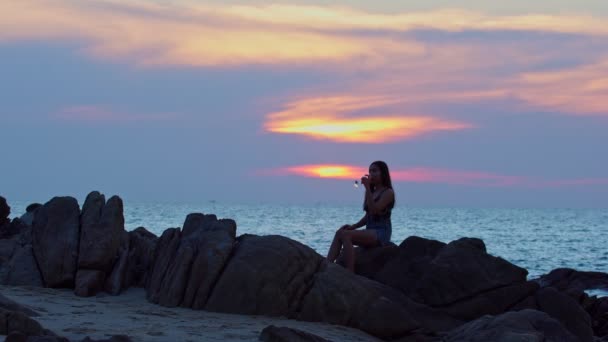 Hermosa Joven Con Copa Vino Playa Atardecer — Vídeo de stock